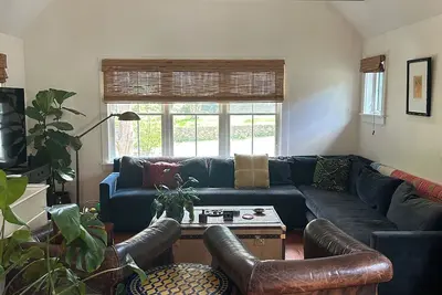 Image de Charming, artistic  3-bedroom farmhouse walk to town and ferry, doggies welcome!