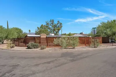 Image de Exquisite mid-century retreat, nestled in the heart of a vibrant Tucson