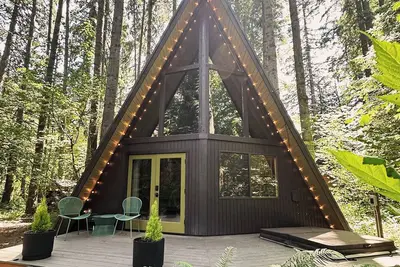 Image de Cozy A-Frame cabin with hot tub