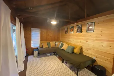 Image de Cozy renovated vintage cabin near lake Cecilia