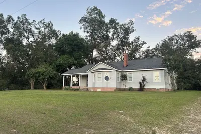 Image de Quiet and spacious home nestled in a pecan orchard and surrounded by farm land