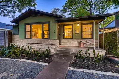 Image de Brentwood Bungalow. Walk & Bike Everything Austin!