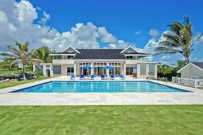 Image de This stunning 5 bedroom mansion, located on the serene East Coast of Barbados