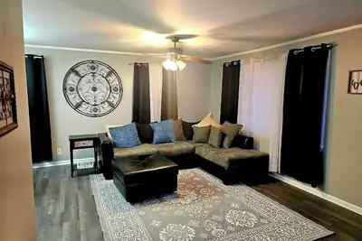 Image de Book this newly renovated home today! Close to downtown & local universities!