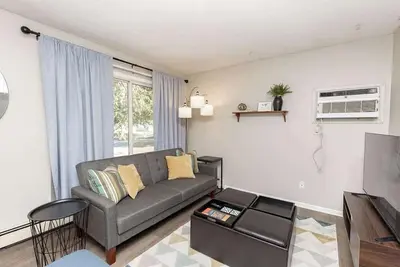 Image de New Cozy 2-bedroom, sleeps 6!