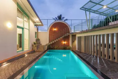 Image de Luxury villa designed for digital nomads craving productivity and relaxation.
