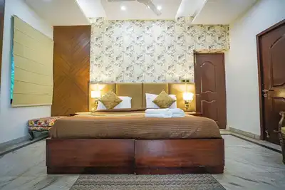 Image de Sunahari Bagh- Luxurious 5-bedroom farmhouse in Gurugram with WiFi, Ac