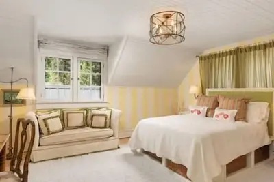 Image de Amazing 6 Bedroom Home, West End, Hot Tub, Patio!