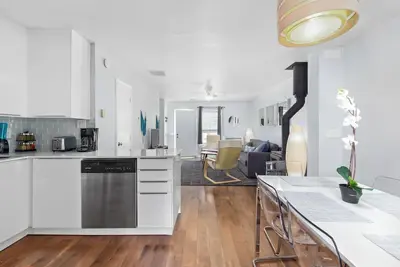 Image de Private Unc Townhome w/ Parking, 2 Bedrooms, Sleeps 6, w/ Beautiful Garden!