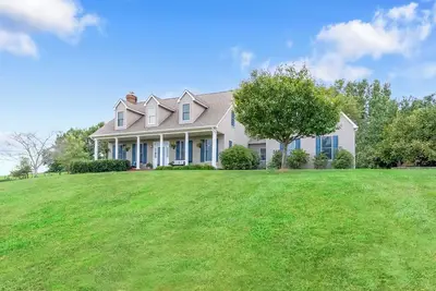 Image de Spacious home with serene views, outdoor lounge, fire pit, and hammock, just minutes to downtown