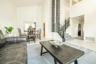 Image de Large Family Home with Game Room