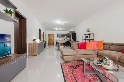 Image de ✨ Modern 2-bed Qawra apartment, steps from the promenade 🌊. With A/C ❄️, Wi-Fi ⚡, Smart TVs 📺 & full kitchen 🍳 — perfect for couples, families & friends!