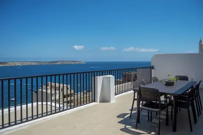 Image de This penthouse is located in the lovely touristic beach village of Mellieha, only a few minutes walk away from Malta's longest sandy beach. It is walking distance from many restaurants and other amenities you may need.