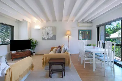 Image de Clarence Corner Contemporary meets Cottage Style