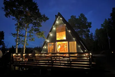 Image de New! Cozy 2-bedroom A-Frame with Hot Tub, Fire Pit, WiFi, Ac and Views!