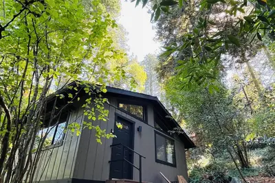 Image de New - Relaxing Retreat with Hot Tub in the Woods