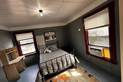 Image de Unique Large Historic House 5-bedroom house in Quiet Historic Walnut Grove Town