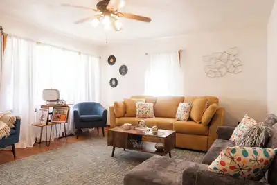 Image de Funky Mid Century Themed Limestone Cottage - 2 Bedrooms Sleeps 6 - Pets Welcome!