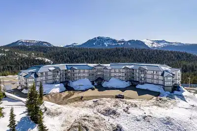 Image de Alpine Escape: Ski-In/Ski-Out Condo with Stunning Mountain Views