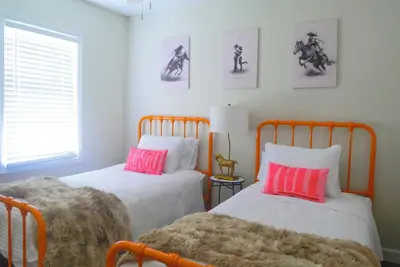 Image de Charming 2-bedroom pool house on scenic estate - your perfect getaway!