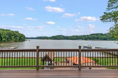 Image de Luxury Waterfront 5-bedroom house on High Rock Lake