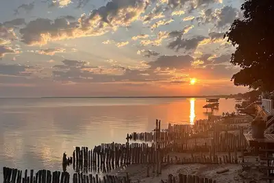 Image de Beachfront lake house with large deck, beach bonfire & stunning views!