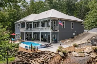 Image de New! “Lake it Easy” a lakefront 6br 6ba retreat, with pool and large game room!