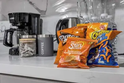 Image de 2 Bedroom 2 Bathroom Basement Haven Opulent Oasis!