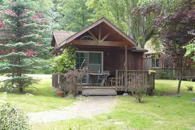 Image de Garden Studio Cabin w/ peek-a-boo views - 1 min walk to beach!