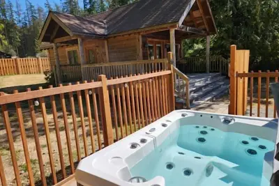 Image de Partial View Cabin w/ Hot Tub - 2 min walk to west-facing beach!