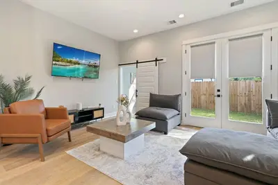 Image de Modern Downtown Stay: Free Snacks & Fast Wi-Fi