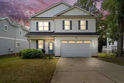 Image de Luxurious, Sleeps 13, Pool Table & Game Room, Spacious, 5 mins to Uptown