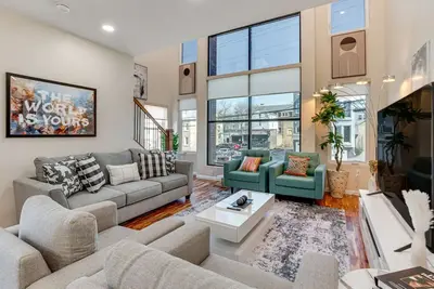 Townhouse - Urban Living with Rooftop Deck!