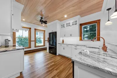 Image de Charming recently renovated 3 bedroom 2 and 1/2 bath farmhouse