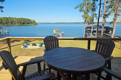 Image de 2 bedroom 2 bath Waterfront Lake Palestine Home, Boathouse, and Firepit