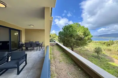 Image de T2 moderne avec vue mer et proche centre-ville