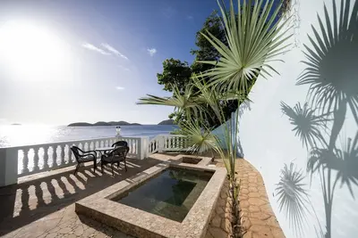 Image de Walk to beach & dining! Sleeps 17, large pool!