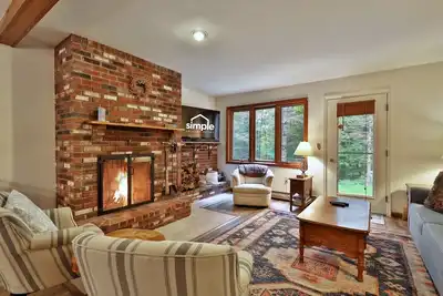 Image de 93 Glazebrook Rd, Unit E2: 2br/1. 5ba Condo. Wood fireplace. Close to Mountain!