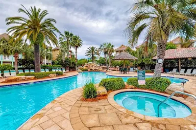Image de Your own piece of paradise at The Salty Parrot!
