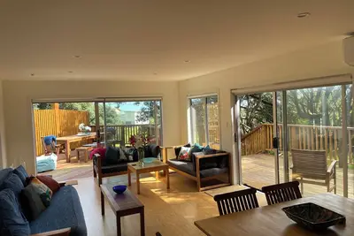 Image de Beach-vibe, modern, easy-living house opposite Nth Piha iconic surf beach