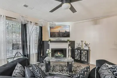 Image de Atlanta luxury vibes w/ fast Wi-Fi & hot tub  -3 mins to Atl airport