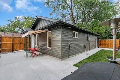 Image de Luxury 2br home with high ceilings with  Bbq/ patio in beautiful South Windsor.