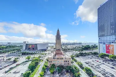 Image de Oasis moderne à Miami : Piscine, vue sur la baie, près du Kaseya Center