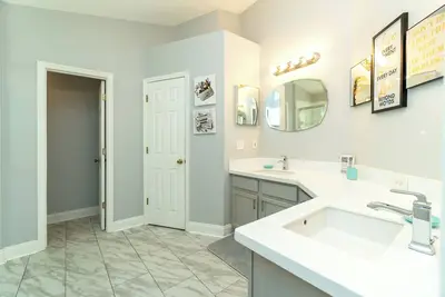 Image de Luxurious Lakeview Retreat - 4bd/2ba - Sleeps 9!