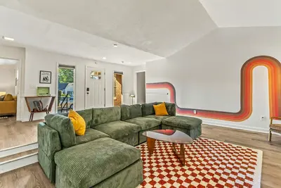 Image de Game Room ~ Huge Yard w/ Firepit ~ Kid Friendly ~ 4 Br, 5 Beds, Large Home