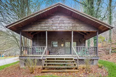 Image de Cozy 1 Br Cabin with a Full Kitchen, front porch and mountain views