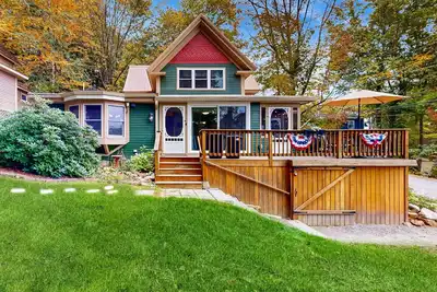 Image de Charming centrally located cottage, screened in porch and walk to lake