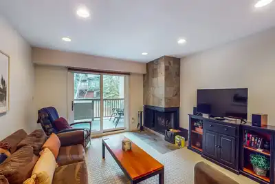 Image de Cozy condo with amazing mountain view, pool & hot tub - next to golf/Nordic ski