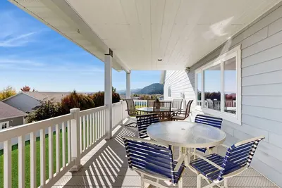 Image de Spacious home with pool table, WiFi, patio - close proximity to Flathead Lake