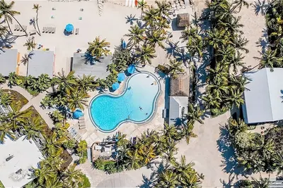 Image de 2 Spacious Garden Suite w/ Kitchenette | Outdoor Pool + Beach Access